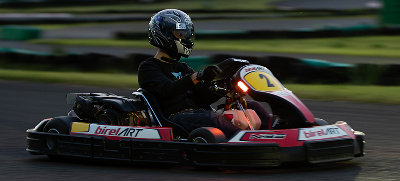 最高速度が約80km/hに達するカート